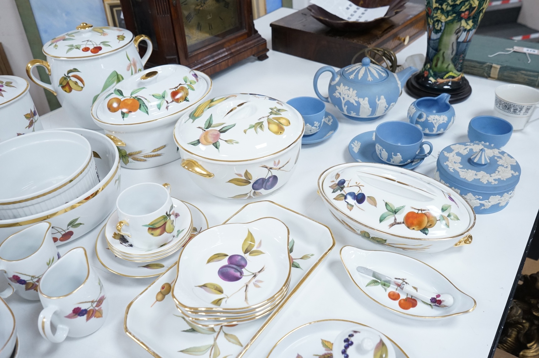 A collection of Royal Worcester Evesham tea and kitchen wares, including storage jars, casserole dishes and cover, flan dishes, serving dishes, tea cups and saucers etc.